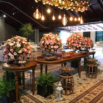 Cod 476 - Mesa Clássica Madeira 2,50 m  com 2 mesas Auxiliares 80 cm Ø