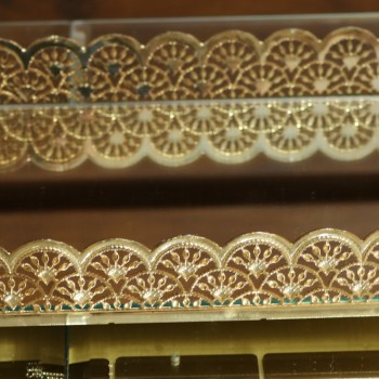 Cod 964 - Bandeja Requinte Arabesco Dourada - 20 x 30 cm